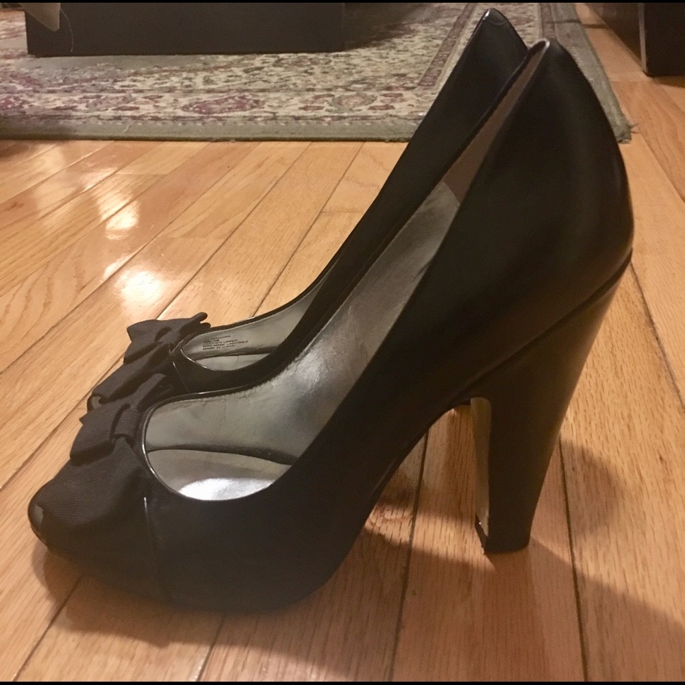 Jessica Simpson black peep toe pumps
